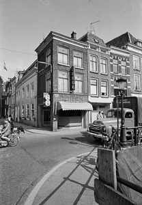 128888 Gezicht op het hoekhuis Oudegracht 220 (Firma Cohen) te Utrecht, vanaf de Hamburgerbrug, met links de Hamburgerstraat.